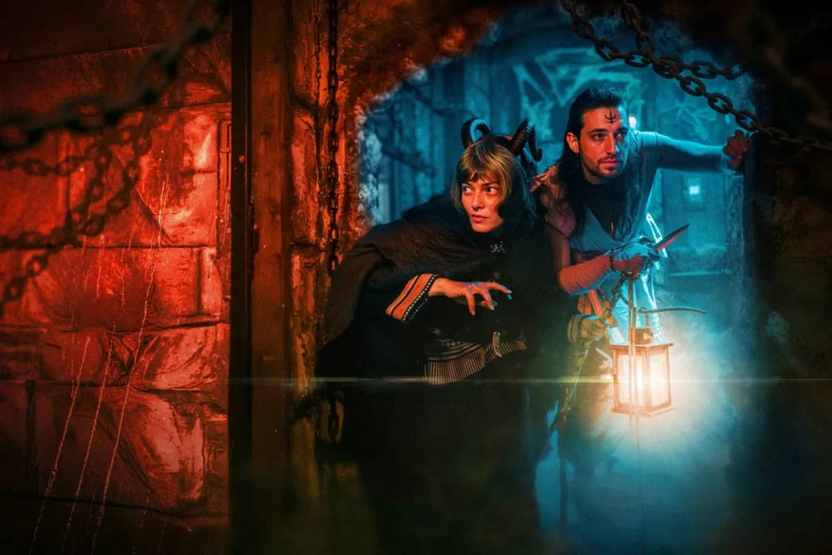 Players with a lantern in the dungeon of Dragon's Dungeon