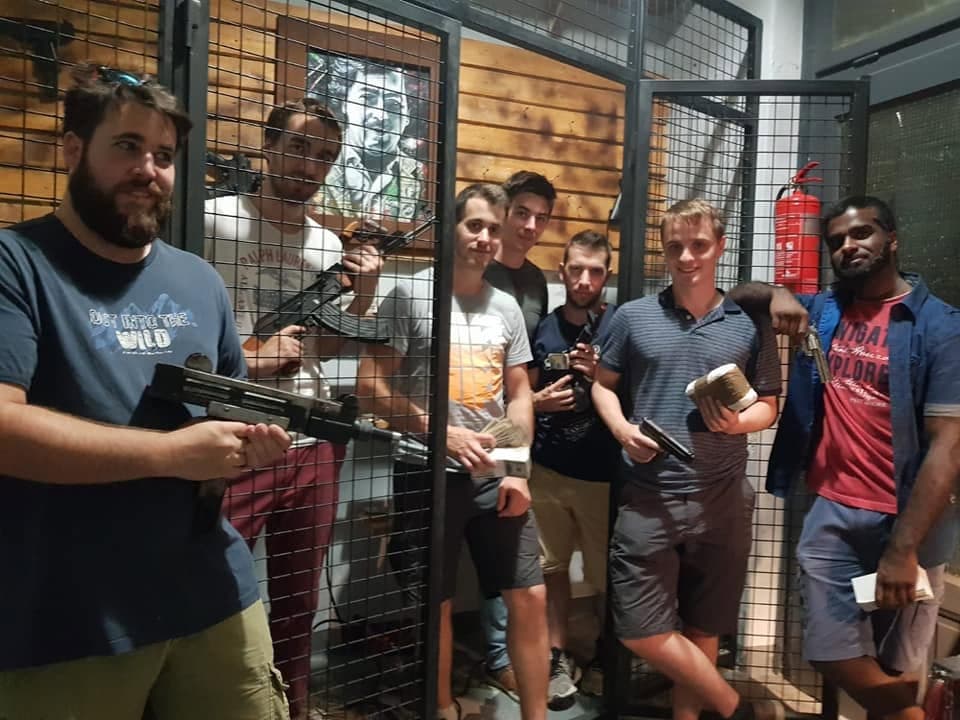 Csapat pózol a szoba végén