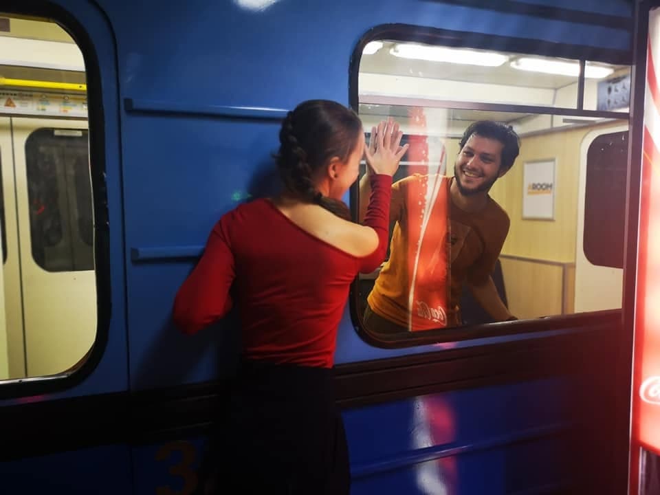 Pár a Metró szerelvény ablakánál